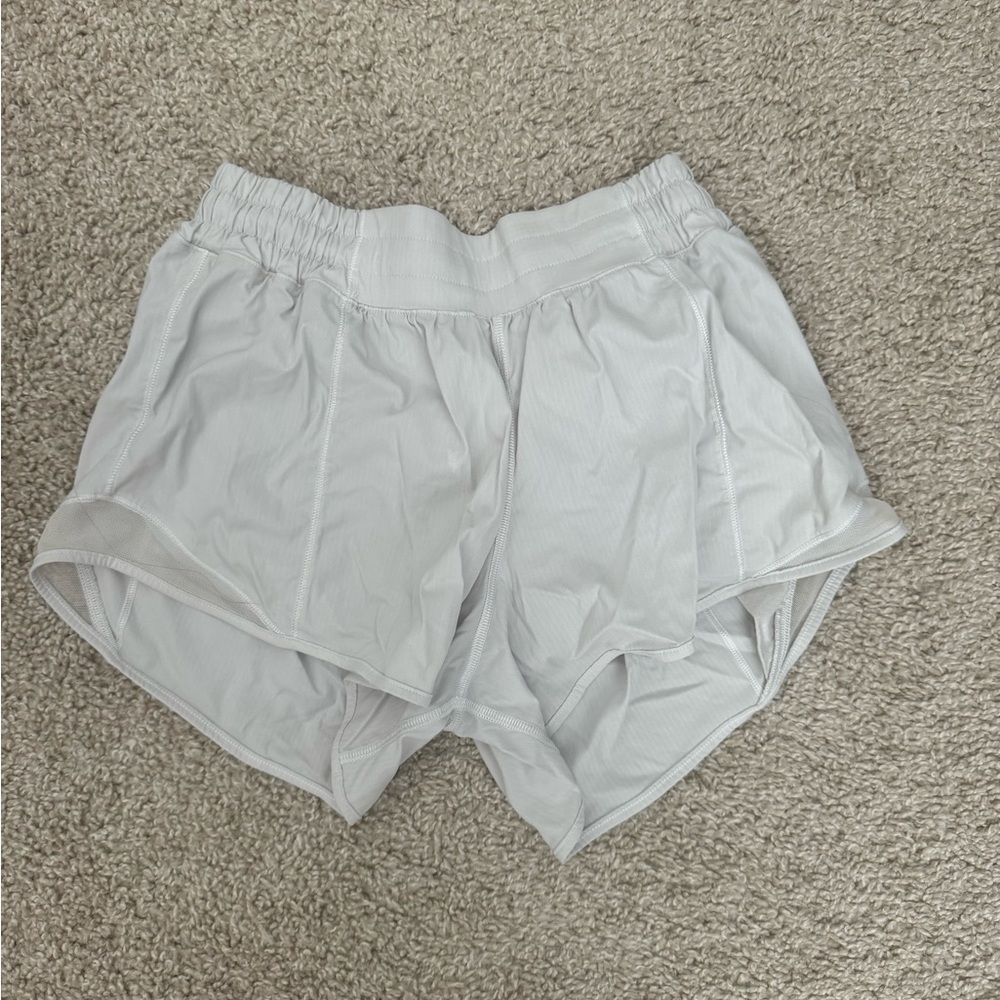 Lululemon white hotty hot shorts 4”